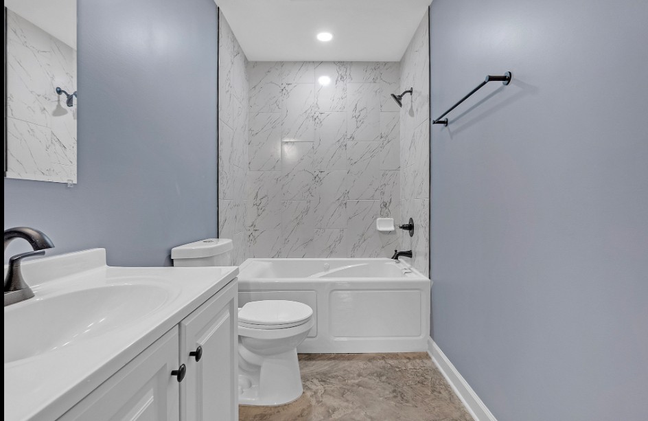 Updated full bathroom with tile surround and modern fixtures in Memphis house for sale 38107
