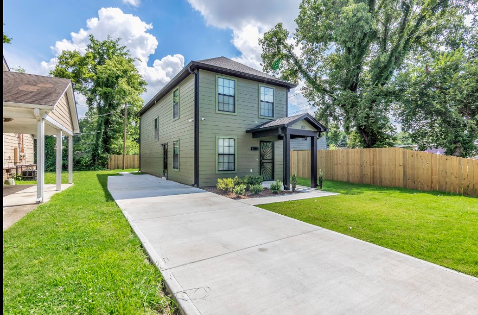 Memphis home for sale with private driveway and fenced backyard in 38107