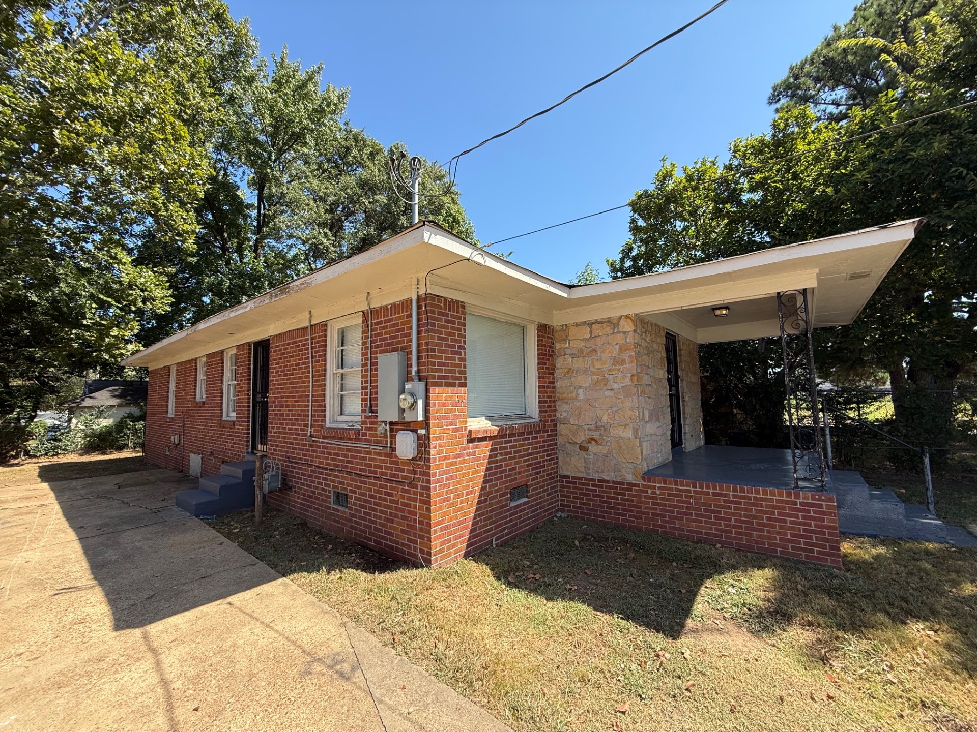Spacious Living Room with Updated Flooring in Memphis 38106 Home