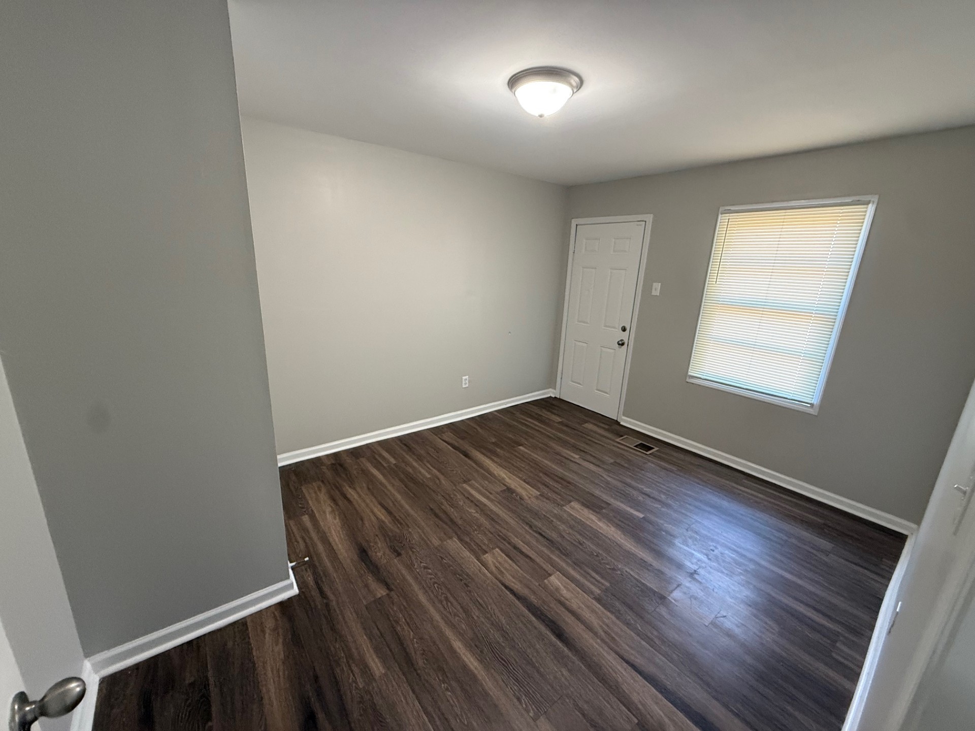 Full Bathroom with Updated Fixtures - Cane Road Memphis 38106