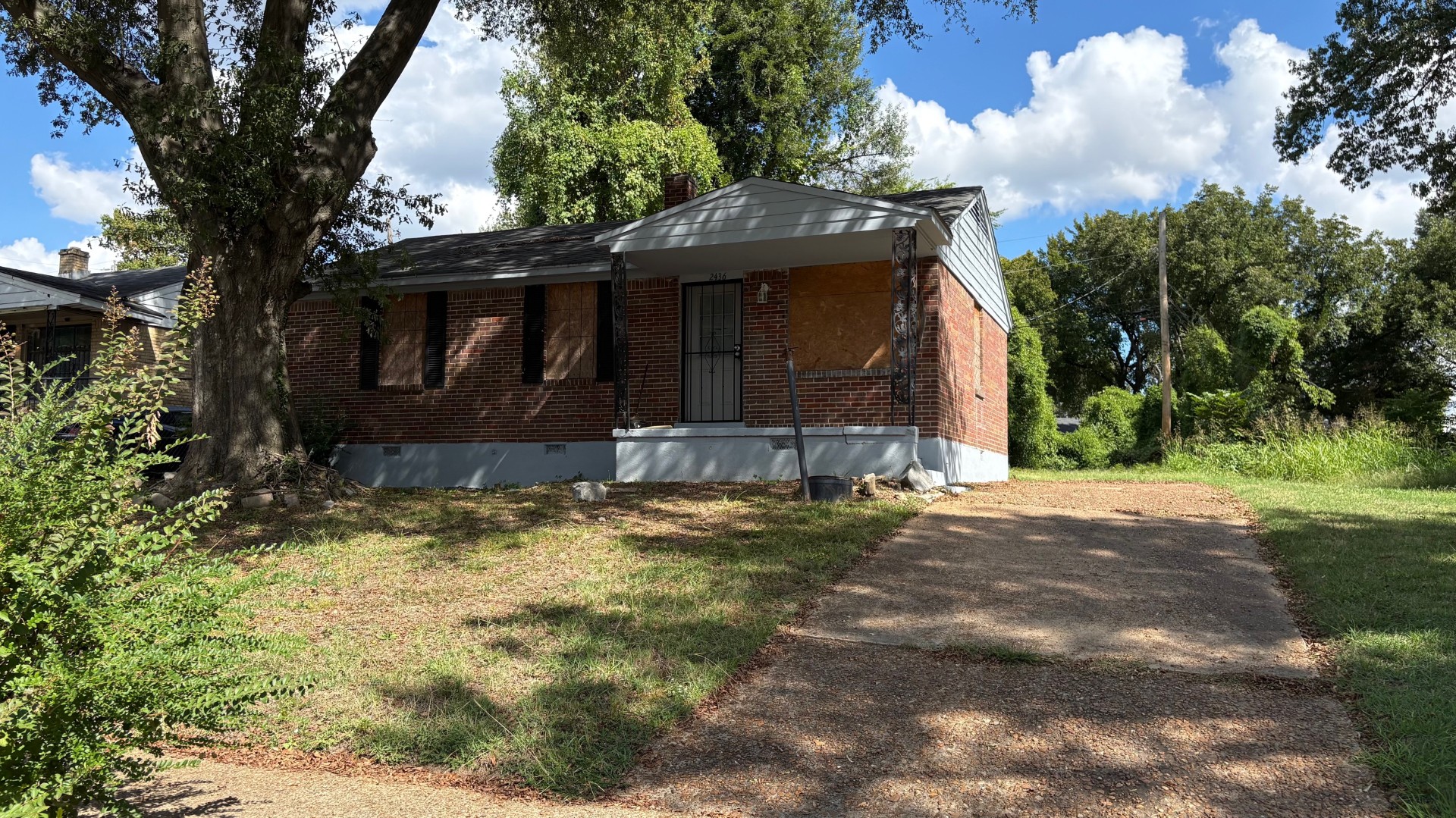 Front exterior of 2436 Sparks St Memphis TN 38106 home for sale