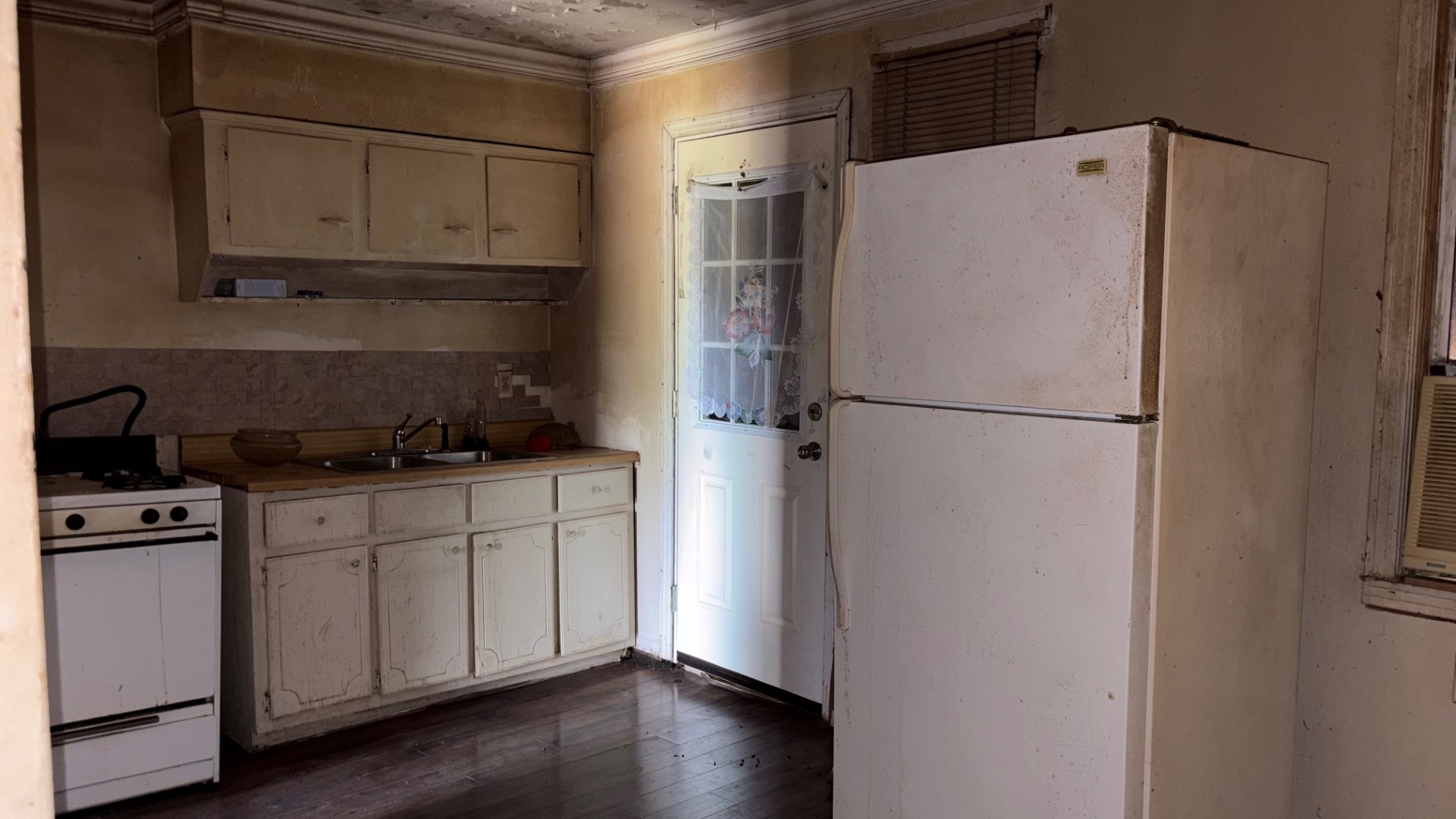 Kitchen view 1 in 2436 Sparks St Memphis TN home for sale