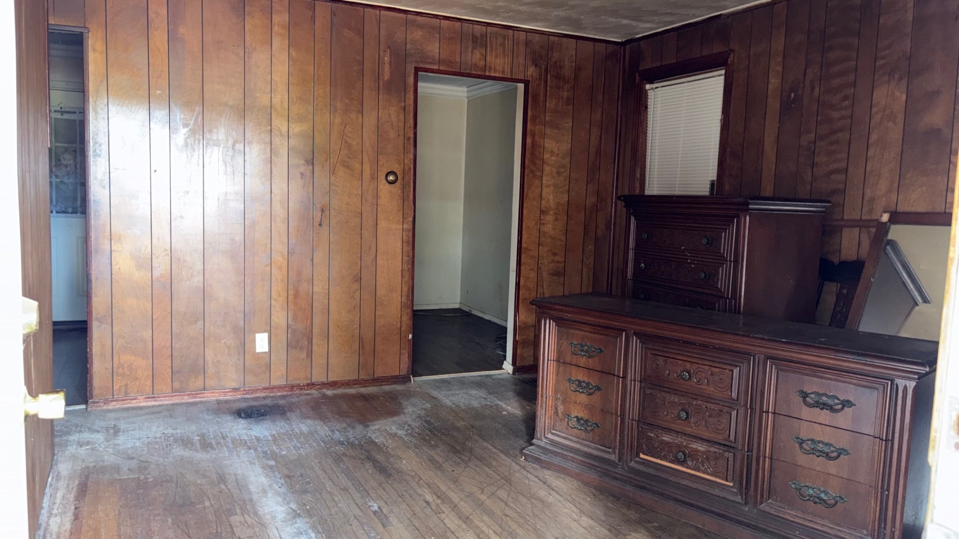 Living room in Memphis fixer-upper property for sale