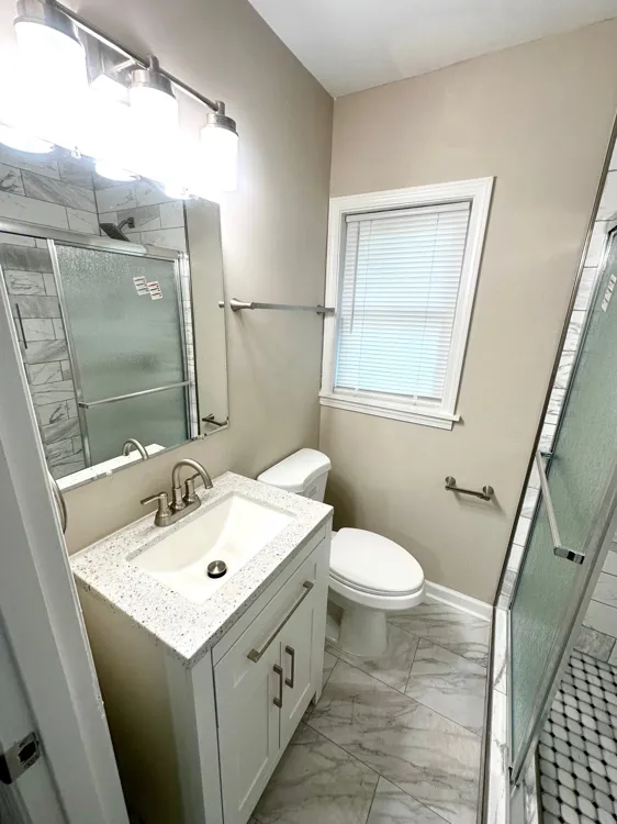 Modern full bathroom with tile surround and vanity cabinet in 38127 home