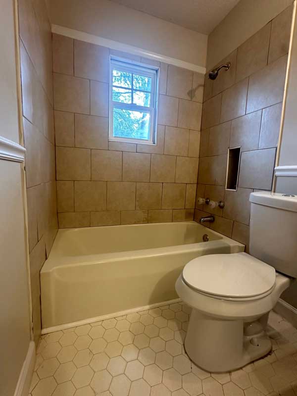 Bright, updated bathroom in Memphis property, ready for move-in."